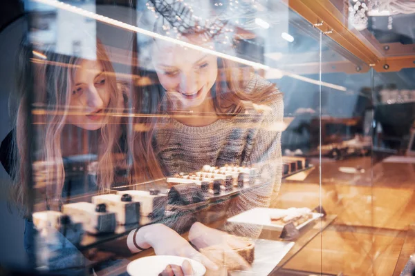 Dos Chicas Atractivas Felices Eligiendo Deliciosos Ganaches Praliné Chocolates — Foto de Stock