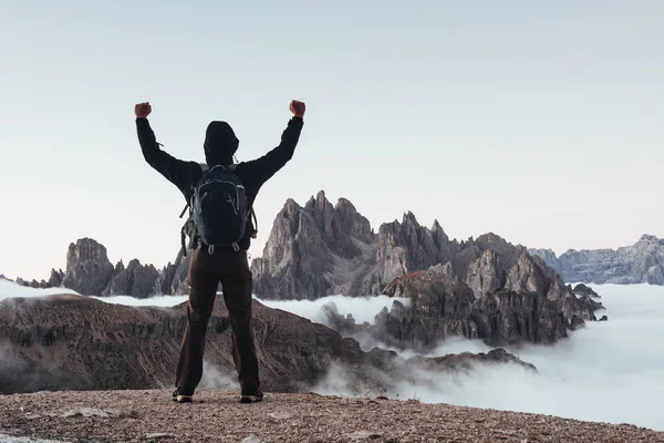 Nuovo Traguardo Uomo Turistico Alzato Mani Sulle Bellissime Montagne Luce — Foto Stock