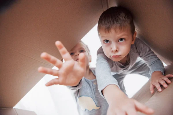 Dos Niños Niño Una Niña Abriendo Una Caja Cartón Subiendo —  Fotos de Stock