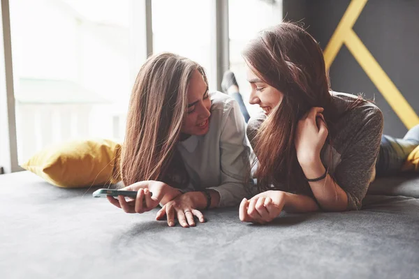 Två Söta Leende Tvillingar Systrar Som Håller Smartphone Och Gör — Stockfoto