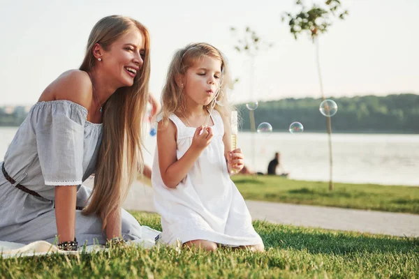 Una Niña Maravillosa Hace Burbujas Con Madre Parque — Foto de Stock