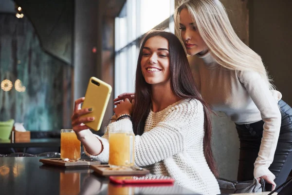 Tomemos Una Foto Restaurante Dos Amigas Sientan Interior Con Bebida —  Fotos de Stock