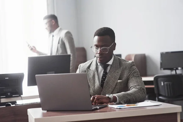 Képek Afro Amerikai Üzletemberről Aki Laptopján Dolgozik — Stock Fotó