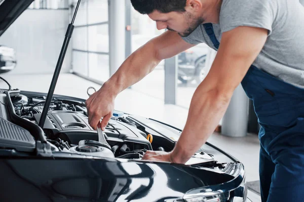 Mécanicien Automobile Travaillant Dans Garage Service Réparation — Photo