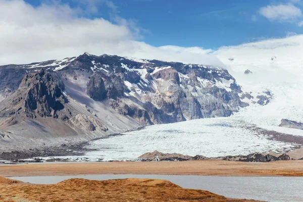 山谷国家公园陆地公园 在绵延的山坡上是雪地和冰川 伟大的冰岛在7月 — 图库照片