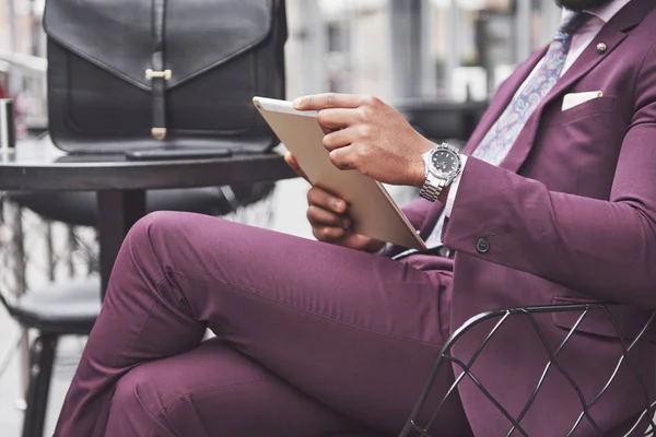 Hermoso Hombre Negocios Afroamericano Lee Menú Café — Foto de Stock