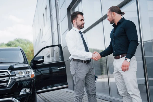 Die Beiden Alten Freunde Der Geschäftsleute Unterzeichnen Ein Neues Abkommen — Stockfoto