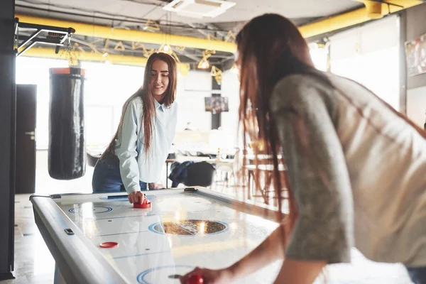 Deux Belles Jumelles Jouent Hockey Sur Air Dans Salle Jeu — Photo