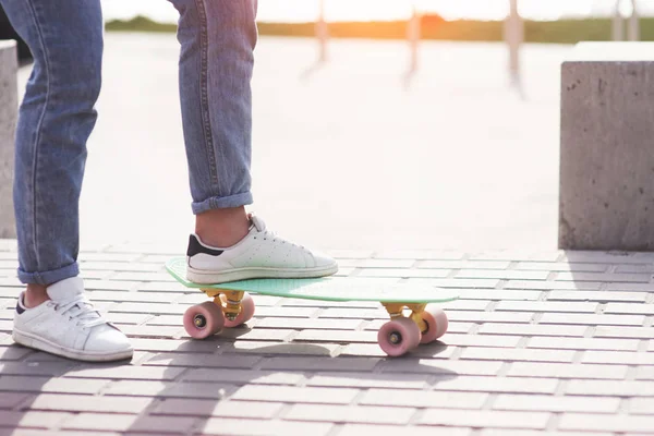 Primer Plano Piernas Hermosa Adolescente Patinadora Sentada Rampa Parque Skate — Foto de Stock