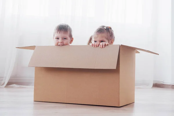 Twee Een Kleine Kinderen Jongen Meisje Net Verhuisd Naar Een — Stockfoto