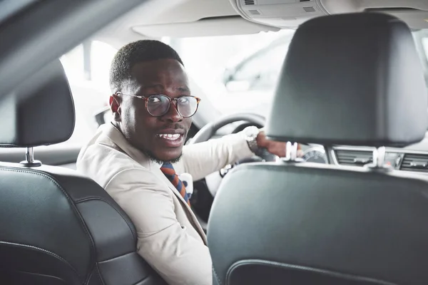 Молодий Чорний Підприємець Випробовує Нову Машину Багатий Афроамериканський Чоловік — стокове фото