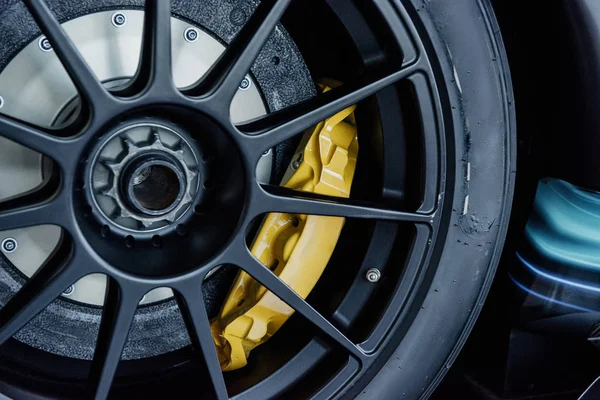Close Shot Black Light Alloy Wheels Yellow Brake Disc Pad — Stock Photo, Image