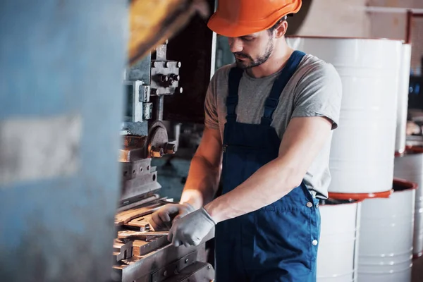 Büyük Bir Metal Fabrikasında Kasketli Genç Bir Işçinin Portresi Makinelere — Stok fotoğraf