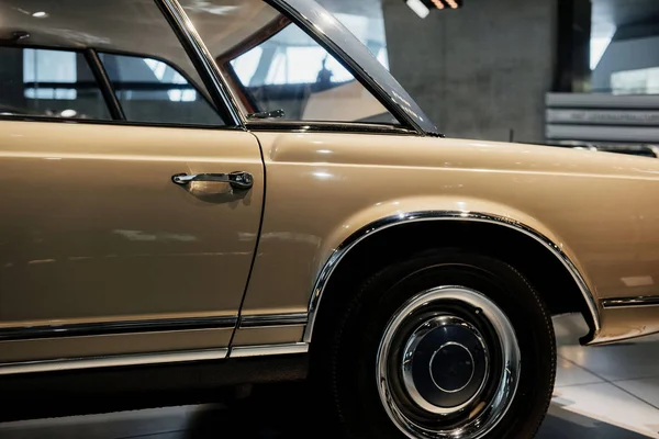 Backing Part Photo Brown Vintage Polished Shiny Car Parked Indoors — Stok fotoğraf