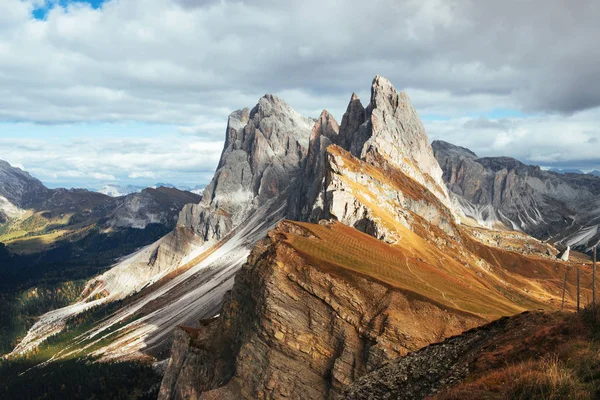 Tempo Nublado Colinas Pendentes Das Montanhas Dolomite Seceda Durante Dia — Fotografia de Stock