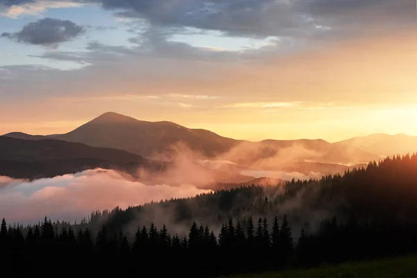 Beautiful Sunset Mountains Landscape Sun Light Shining Orange Clouds Fog — Stockfoto
