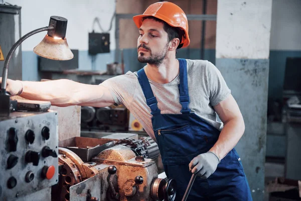 Experienced Operator Hard Hat Metalworking Industry Concept Professional Engineer Metalworker — 스톡 사진