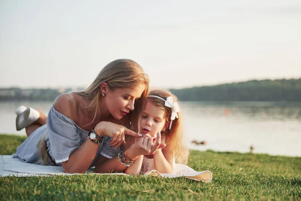 Çekici Mutlu Genç Bir Anne Parktaki Çimlerin Üzerinde Tatlı Kızıyla — Stok fotoğraf