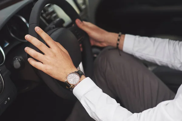 Hombre Negocios Monta Coche Mueve Volante Mano Con Reloj —  Fotos de Stock