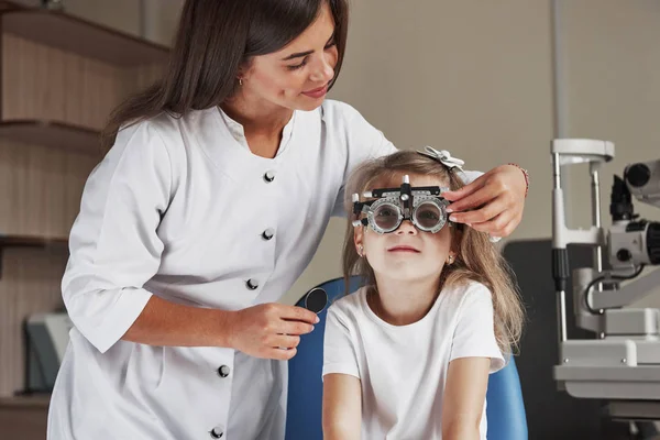 Теперь Скажи Видишь Маленькая Девочка Очках Сидит Клинике Проверяет Глаза — стоковое фото