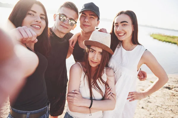 Melhores Amigos Que Fazem Piquenique Empresa Amizade Feliz Está Divertindo — Fotografia de Stock