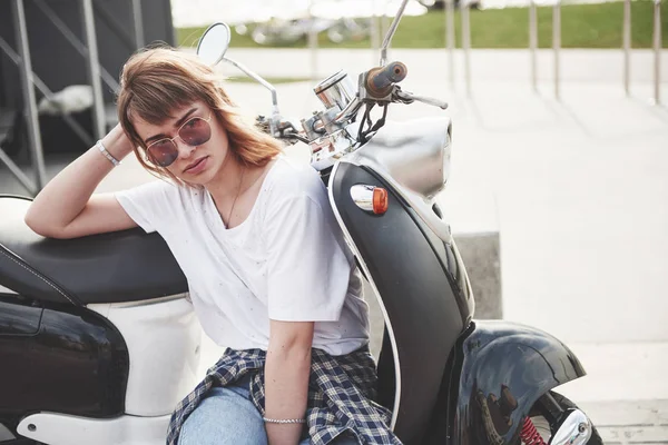 Porträt Eines Schönen Mädchen Hipster Sitzt Auf Einem Schwarzen Retro — Stockfoto