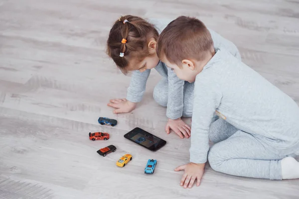 Niños Usando Aparatos Digitales Casa Hermano Hermana Pijama Ver Dibujos —  Fotos de Stock