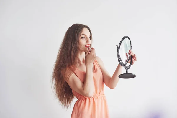 Young Beautiful Woman Holding Mirror Doing Makeup — Stock Photo, Image
