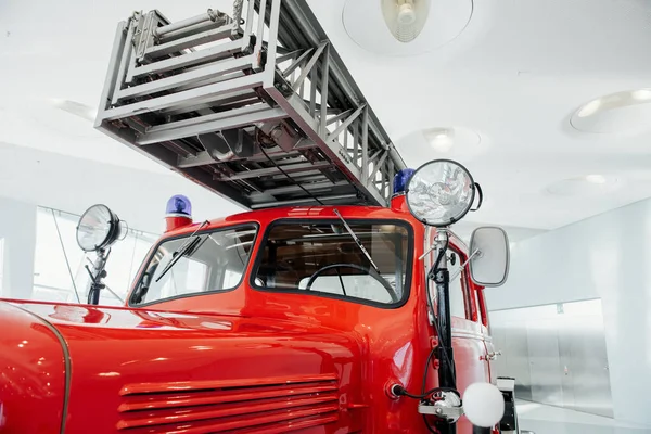 Long Ladder Indispensable Part Front Red Polished Fire Truck Standing — Stok fotoğraf