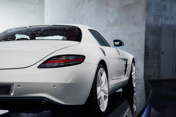Arka Sağ Diyot Arka Işıklandırmalı Beyaz Spor Arabanın Yan Görüntüsü — Stok fotoğraf