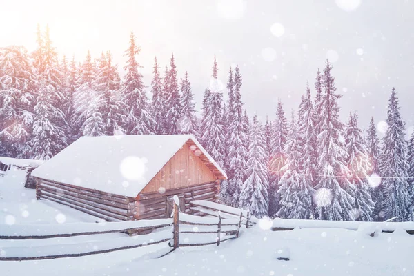 Edificio Cercado Madera Encuentra Colina Las Montañas Invierno — Foto de Stock