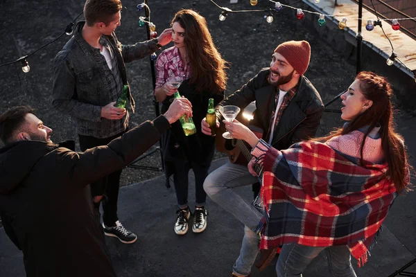 Fête Bat Son Plein Vue Dessus Jeune Ami Qui Boit — Photo