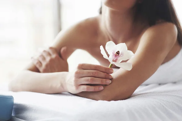 Mulher Corpo Bonito Com Orquídea Flor Branca Cuidado Corpo — Fotografia de Stock