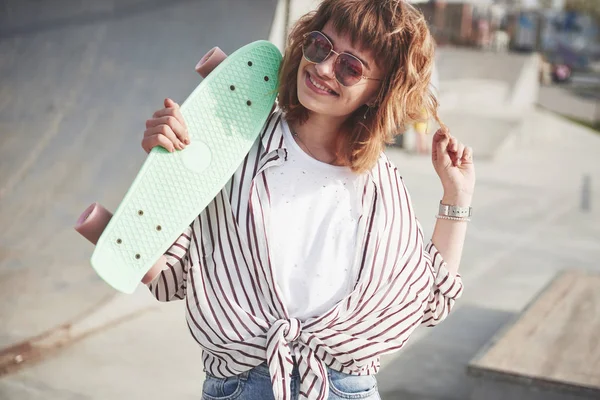 Κομψό Όμορφη Νεαρή Γυναίκα Ένα Skateboard Μια Όμορφη Ηλιόλουστη Μέρα — Φωτογραφία Αρχείου