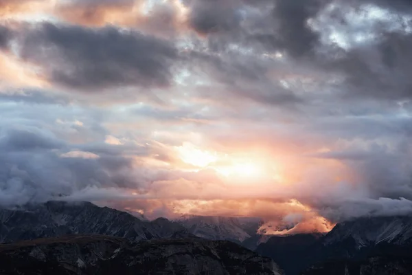 Impresionante Vista Amplia Las Luces Del Atardecer Iluminar Las Nubes — Foto de Stock