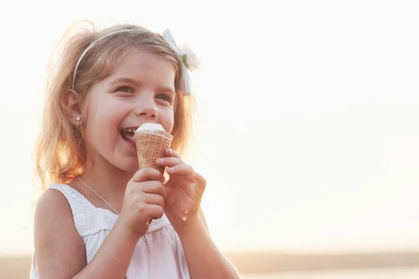 Cute Smiling Little Girl Eating Ice Cream Background Lake Woods — Stock Photo, Image