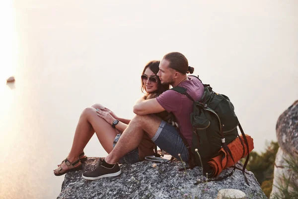 Abraçando Casal Com Mochila Sentado Topo Montanha Rocha Desfrutando Vista — Fotografia de Stock