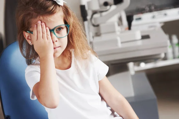 Cierra Ojo Derecho Con Mano Niña Revisando Visión Con Nuevas —  Fotos de Stock