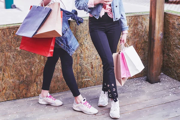 Duas Jovens Que Carregam Sacos Compras Enquanto Caminham Rua Depois — Fotografia de Stock