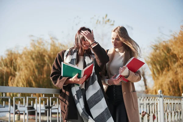 Hablando Estudiar Dos Estudiantes Femeninas Han Caminado Parque Puente Mientras — Foto de Stock