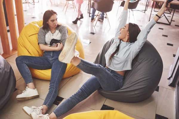 Hermanas Gemelas Juegan Consola Las Niñas Tienen Joysticks Sus Manos — Foto de Stock