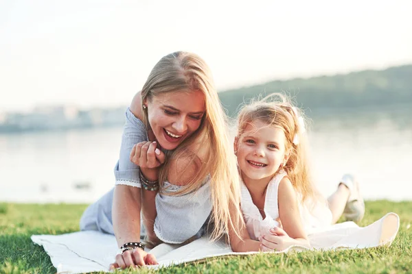 Sonriendo Cámara Foto Joven Madre Hija Pasándola Bien Hierba Verde — Foto de Stock