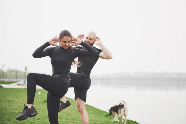 Een Jong Stel Houdt Morgens Van Sporten Open Lucht Opwarmen — Stockfoto