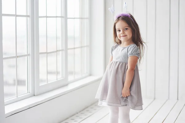 Petite Fille Mignonne Robe Debout Dans Chambre Blanche Près Des — Photo