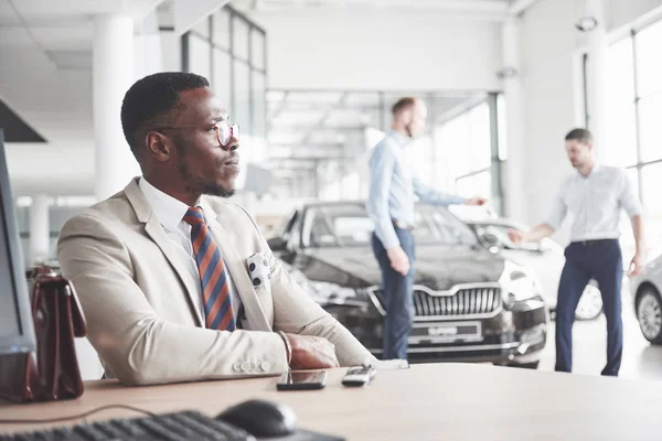 Empresário Negro Atraente Senta Mesa Concessionária Carros Ele Assina Contrato — Fotografia de Stock