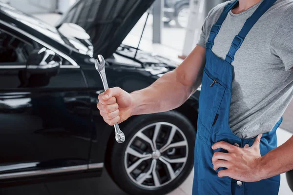 Mano Mecánico Coche Con Una Llave Inglesa Una Zona Combi — Foto de Stock