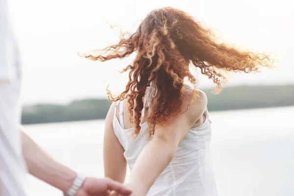 Güzel Kız Erkek Arkadaşının Elini Tutuyor Yaz Mevsimi — Stok fotoğraf