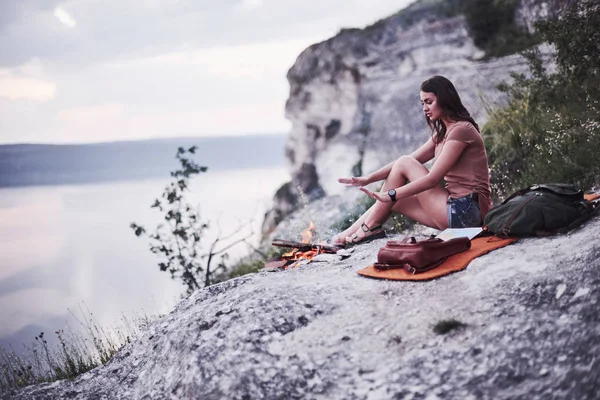 Chica Trata Calentarse Fuego Campamento Rápido Hermosa Montaña —  Fotos de Stock