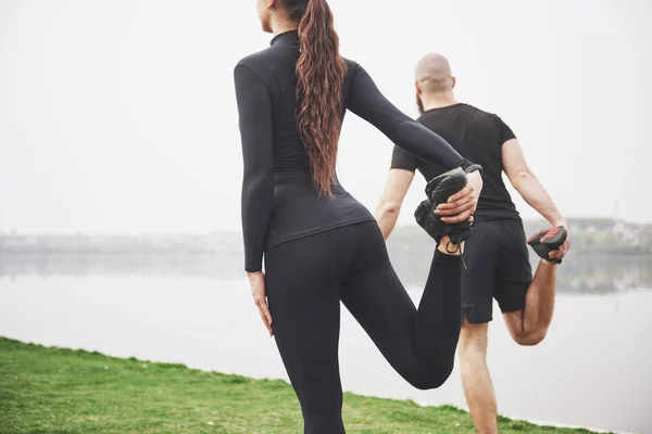 Couple Fitness Étirant Extérieur Dans Parc Près Eau Jeune Homme — Photo