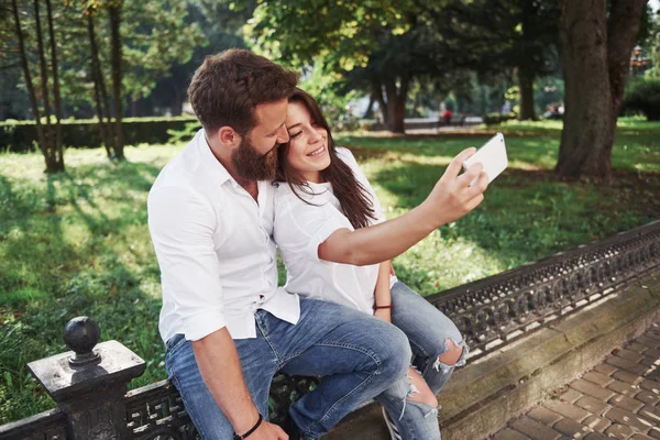 Güzel Bir Çift Açık Havada Fotoğraf Çeker — Stok fotoğraf